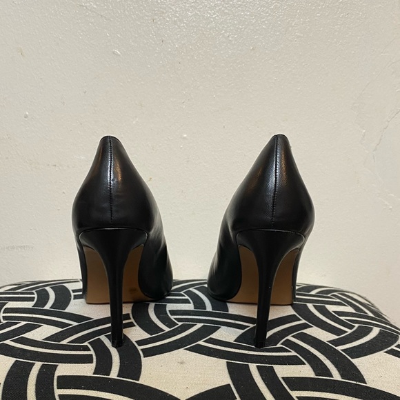 Vince Camuto pointy toed leather pumps - Picture 4 of 4